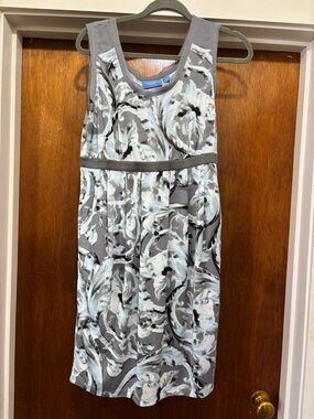 Simply Vera Vera Wang Gray and White Swirl Top